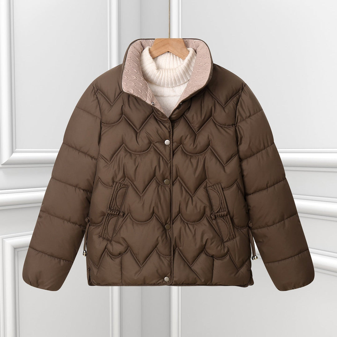 Damen Steppjacke mit Bogensteppung | Kurze Pufferjacke mit Druckknopfverschluss, hohem Stehkragen und verstellbaren Kordelzügen