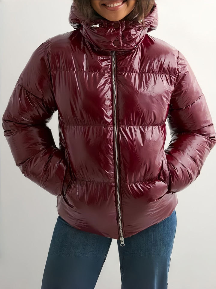 Damen Daunenjacke mit Kapuze | Warme leichte Winterjacke mit glänzender Oberfläche, verstellbarer Kapuze und praktischen Taschen
