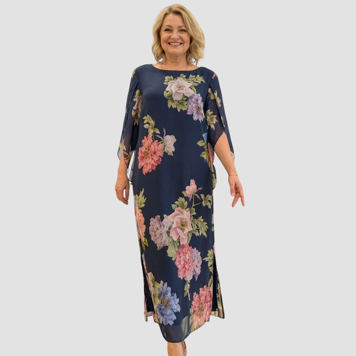 Yael Maxikleid mit Blumenmuster | Tiefblauer Grund, romantischer Floral-Print | Locker fallend mit Schlitzärmeln | Leicht &amp; luftig