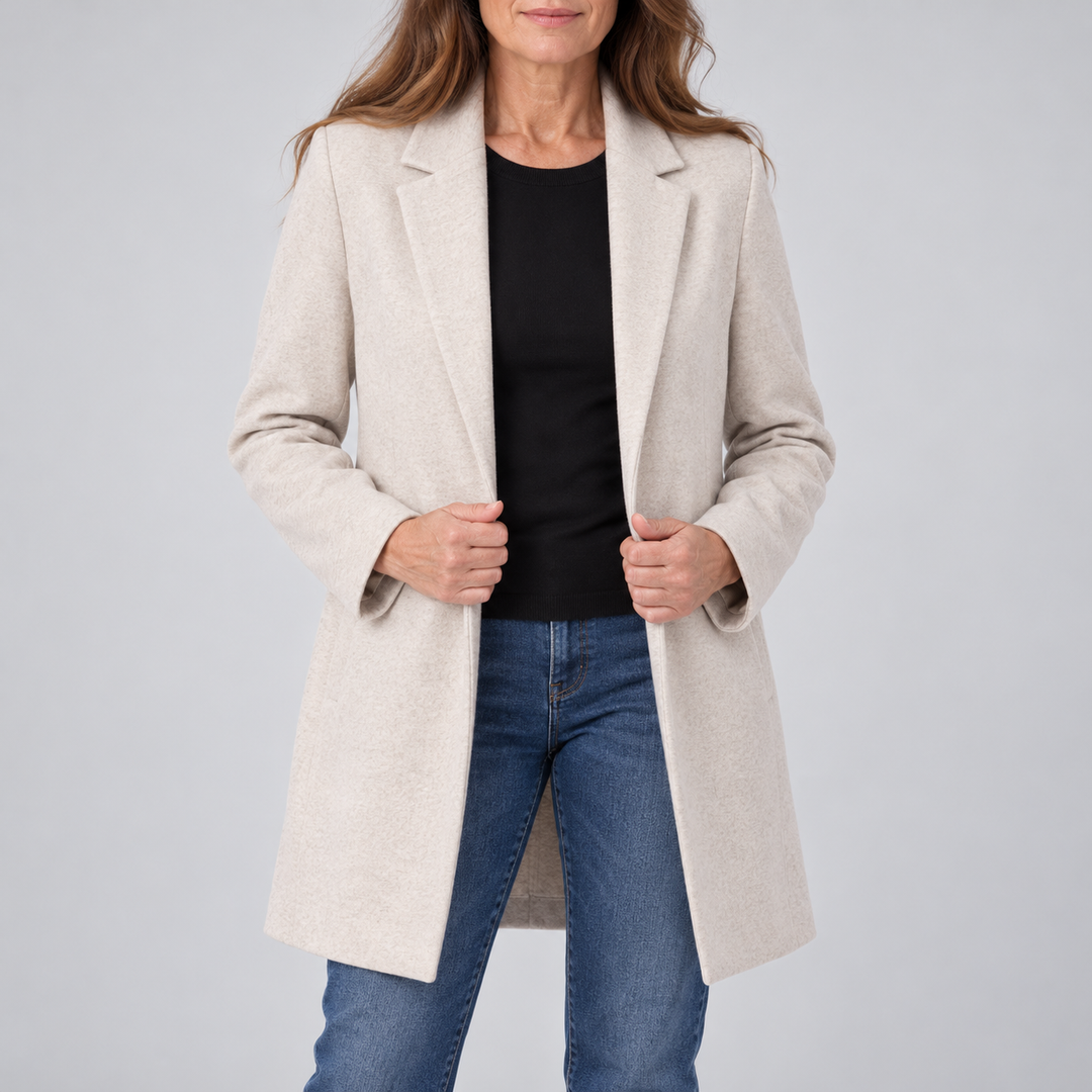 Damen Kurzmantel in Beige mit goldenem Knopf | Eleganter Mantel mit Schulterpolstern, zwei Taschen und bequemem Schnitt