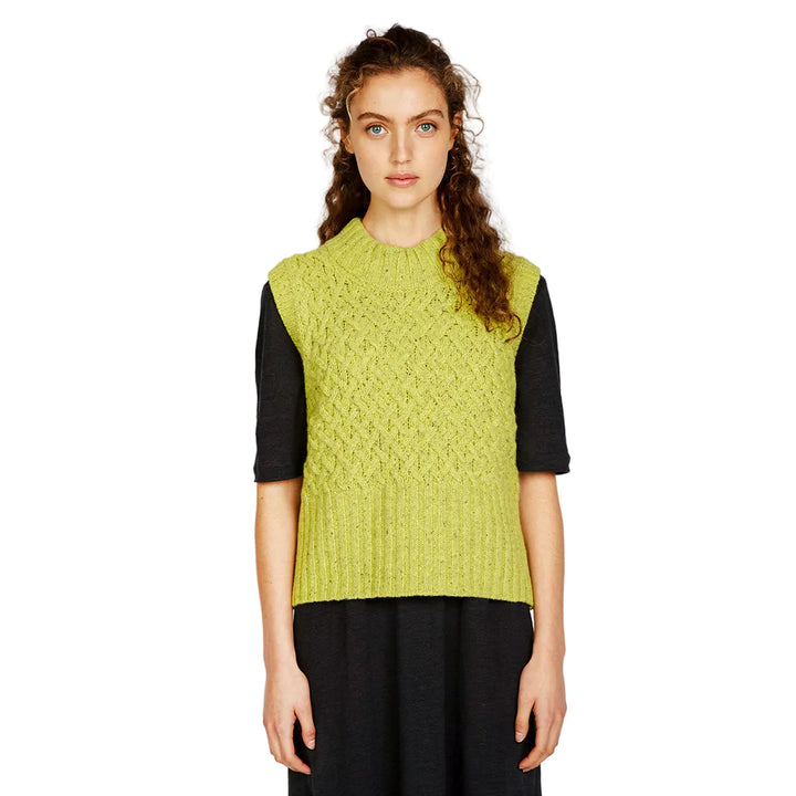 Damen Pullunder | Kurzer Strickpullunder mit Zopfmuster und weicher, körpernaher Passform