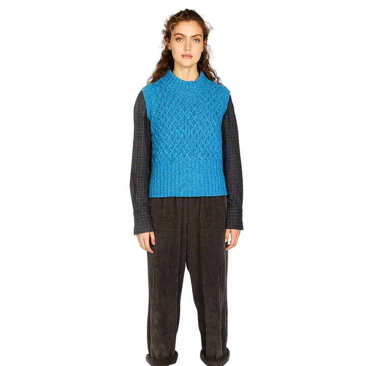 Damen Pullunder | Kurzer Strickpullunder mit Zopfmuster und weicher, körpernaher Passform