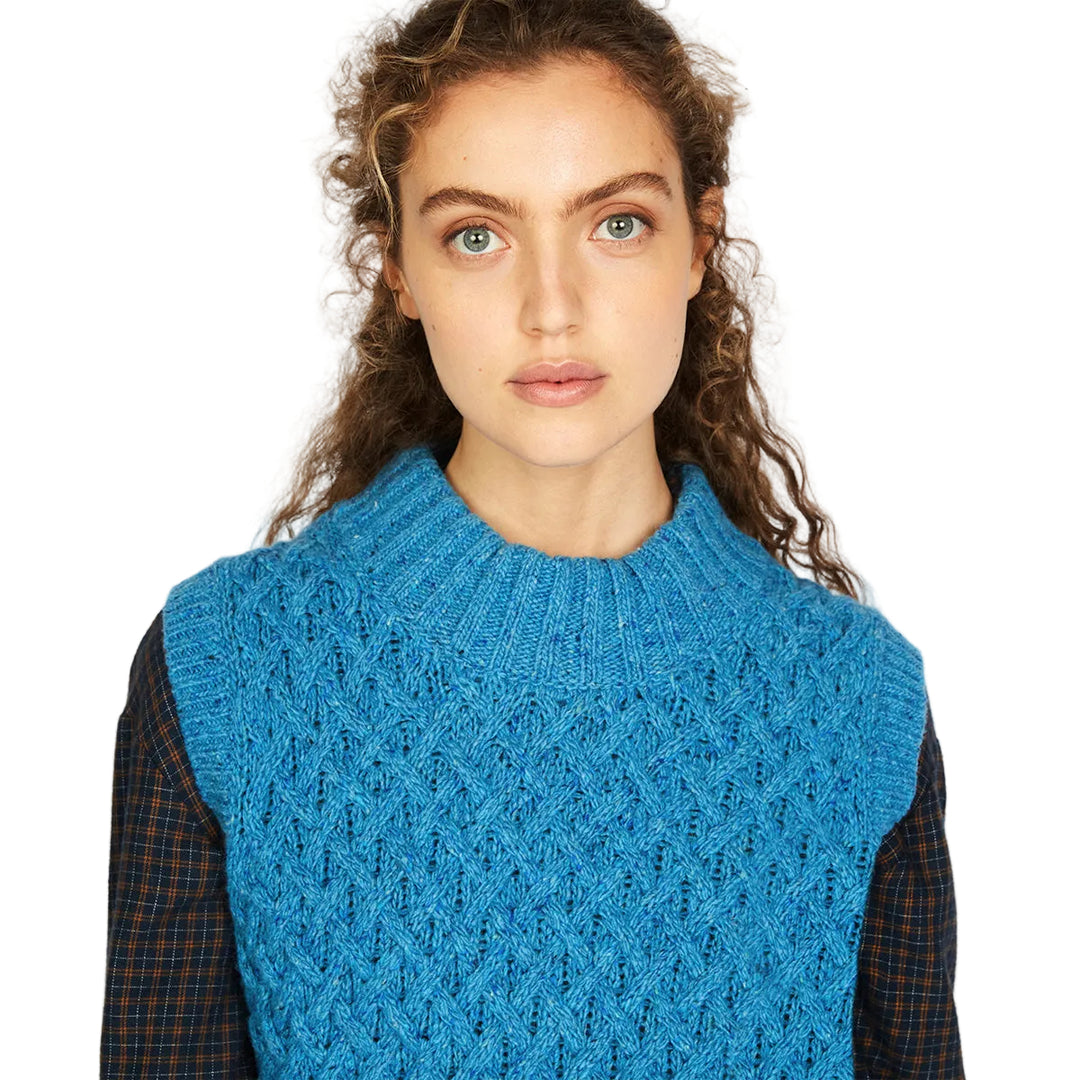 Damen Pullunder | Kurzer Strickpullunder mit Zopfmuster und weicher, körpernaher Passform