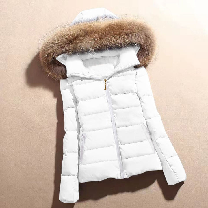 Damen Steppjacke Beige kurz | Warm wattierte Winterjacke mit Kunstfellkapuze, taillierter Passform und Seitentaschen