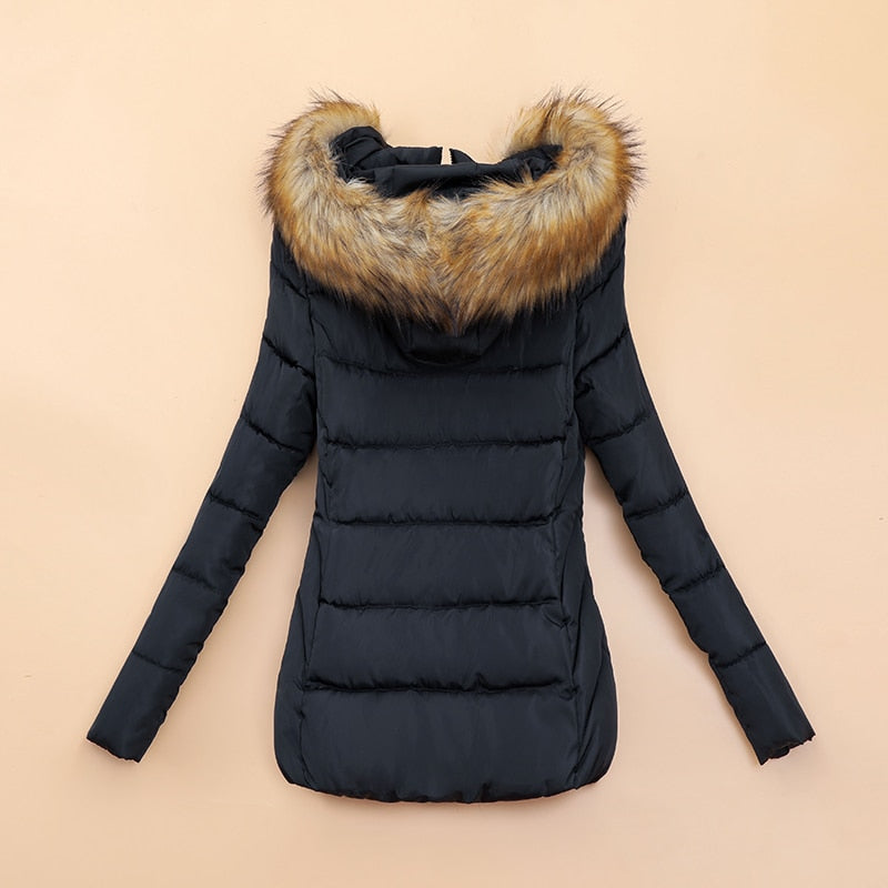 Damen Steppjacke Beige kurz | Warm wattierte Winterjacke mit Kunstfellkapuze, taillierter Passform und Seitentaschen