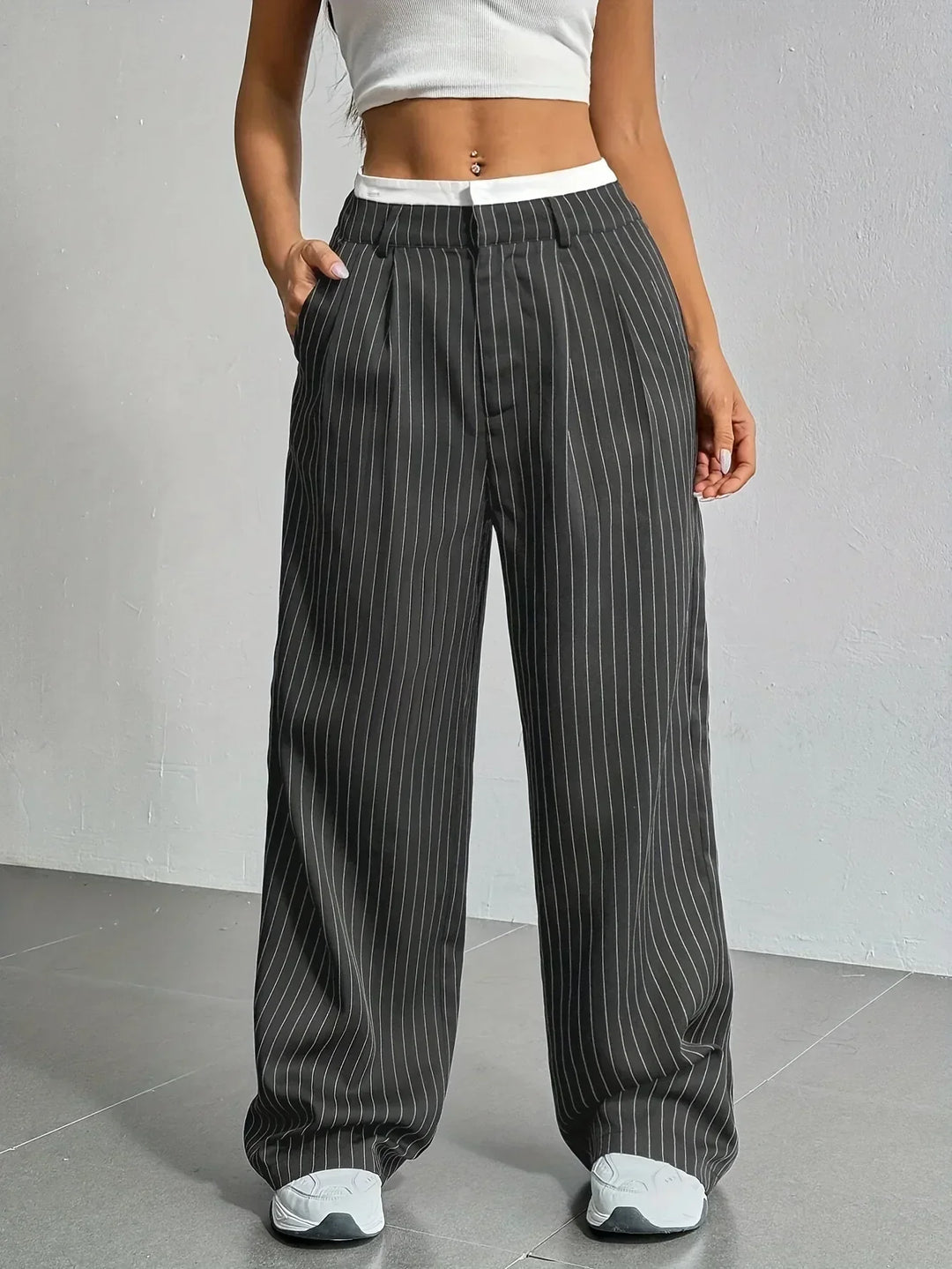 Damen High-Waist Hose | Gestreifte Stoffhose mit weitem Bein, lockerer Passform und praktischen Seitentaschen