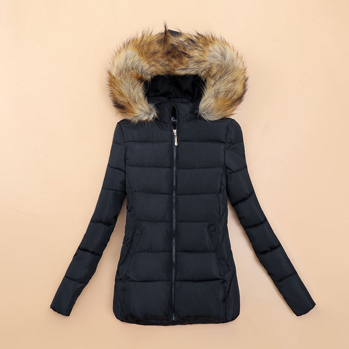 Damen Steppjacke Beige kurz | Warm wattierte Winterjacke mit Kunstfellkapuze, taillierter Passform und Seitentaschen