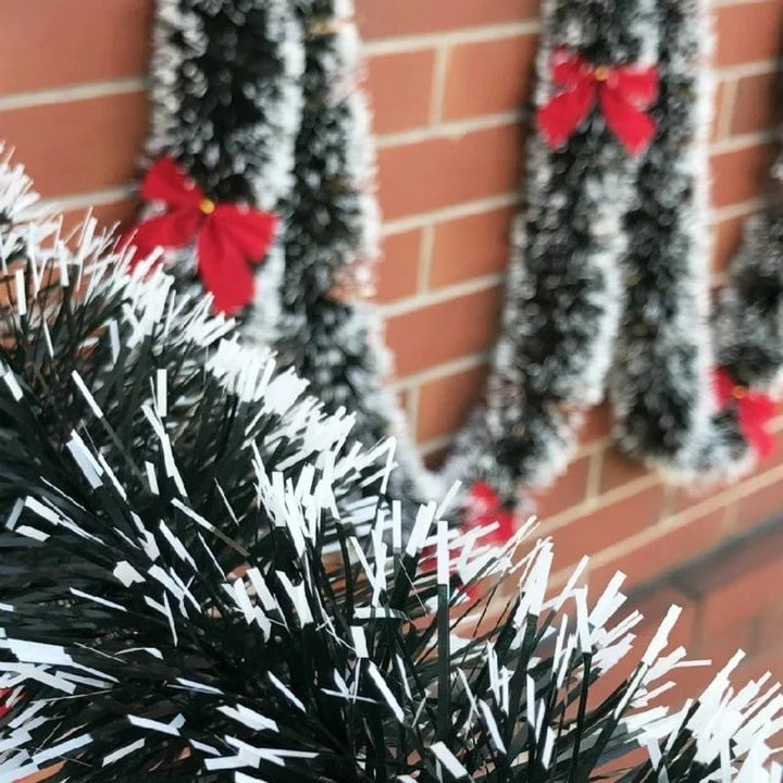 Weihnachtsgirlande 2 m mit Schneebeflockung | Wetterfeste PVC Girlande in Dunkelgrün für Tür, Fenster und Weihnachtsdeko außen