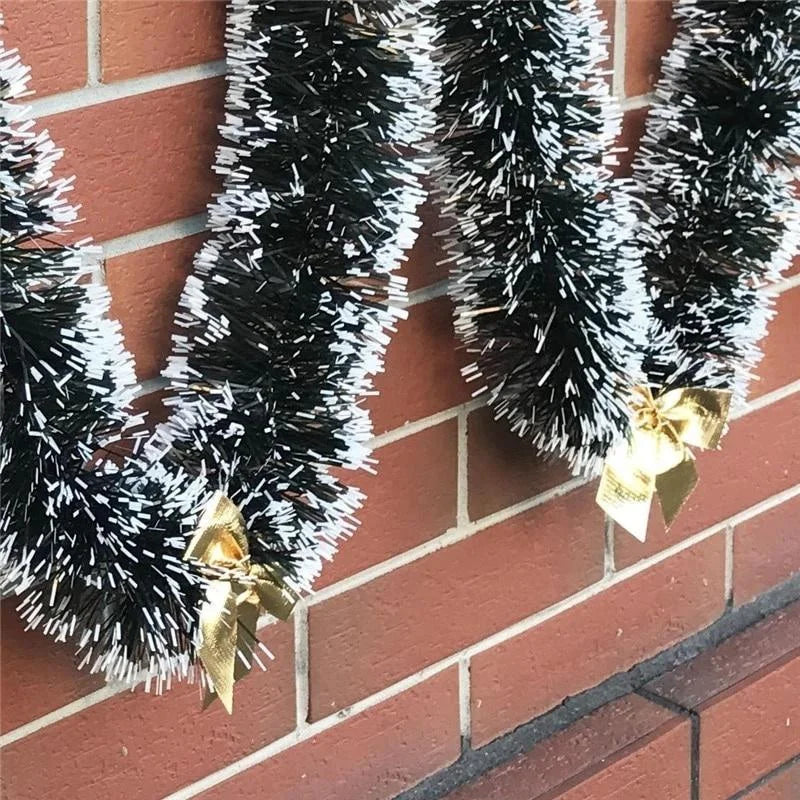 Weihnachtsgirlande 2 m mit Schneebeflockung | Wetterfeste PVC Girlande in Dunkelgrün für Tür, Fenster und Weihnachtsdeko außen