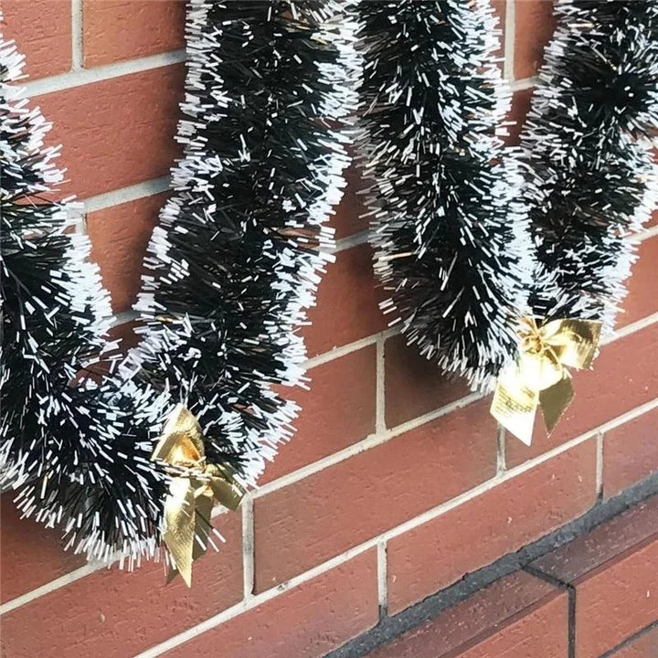 Weihnachtsgirlande 2 m mit Schneebeflockung | Wetterfeste PVC Girlande in Dunkelgrün für Tür, Fenster und Weihnachtsdeko außen