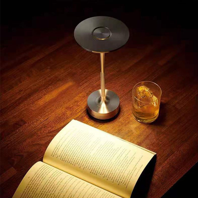 ShineCrest™ Kabellose Design-Tischlampe | Dimmbares LED-Licht aus Aluminium | Warmweiß, Wasserabweisend &amp; Elegant