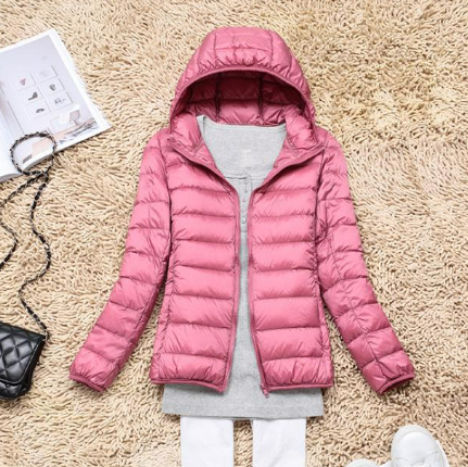 Damen Daunenjacke ultraleicht mit Kapuze | Faltbare Winterjacke mit Entendaunen-Füllung in Taupe für Alltag und Reisen