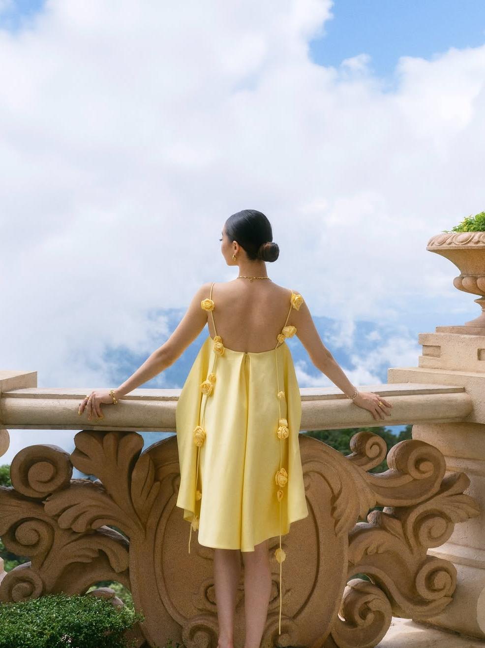 Rückenfreies Minikleid mit 3D-Rosen-Trägern | A-Linie &amp; asymmetrischer Saum | gefüttert | elegantes Statement für Events