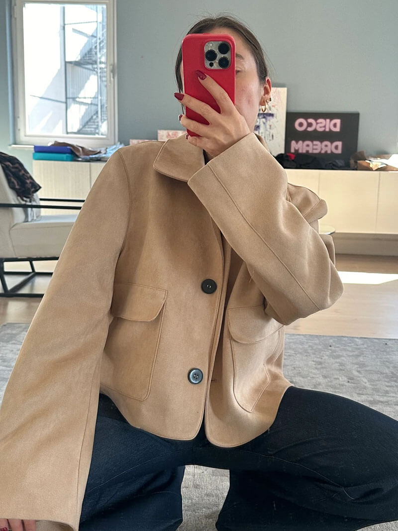 Damen Wildlederjacke Beige kurz | Klassische Kurzjacke mit Kragen, Knopfverschluss und großen Fronttaschen für Frühling und Herbst