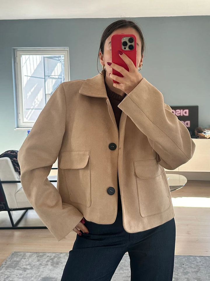 Damen Wildlederjacke Beige kurz | Klassische Kurzjacke mit Kragen, Knopfverschluss und großen Fronttaschen für Frühling und Herbst