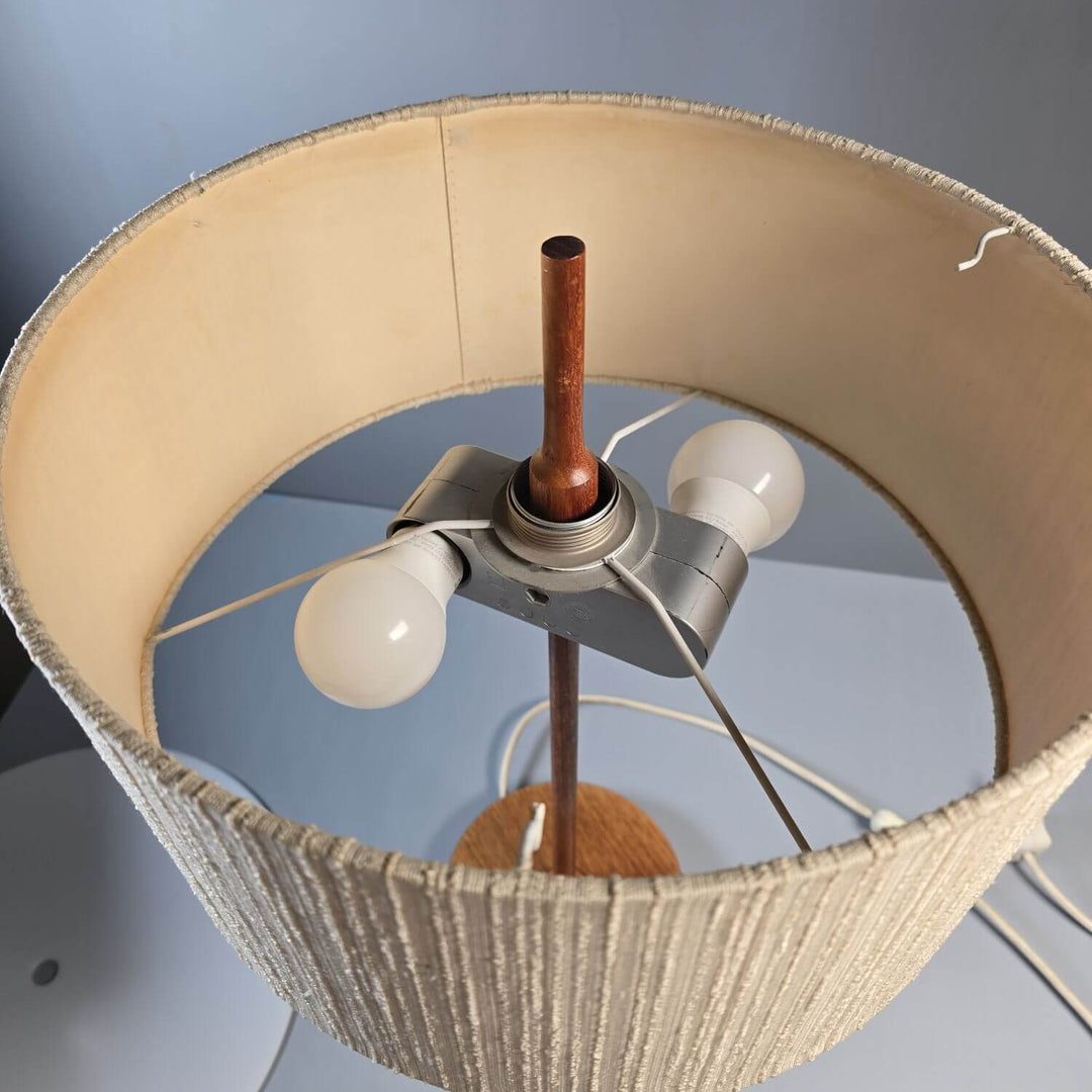 Tischlampe aus Teakholz | Vintage Mid-Century Tischleuchte mit rundem Stoffschirm und 2 E27-Fassungen