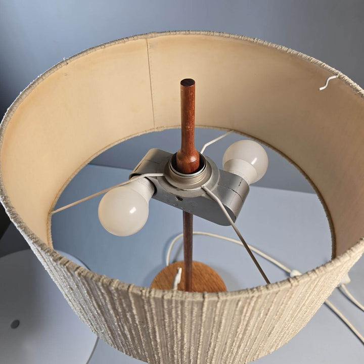 Tischlampe aus Teakholz | Vintage Mid-Century Tischleuchte mit rundem Stoffschirm und 2 E27-Fassungen