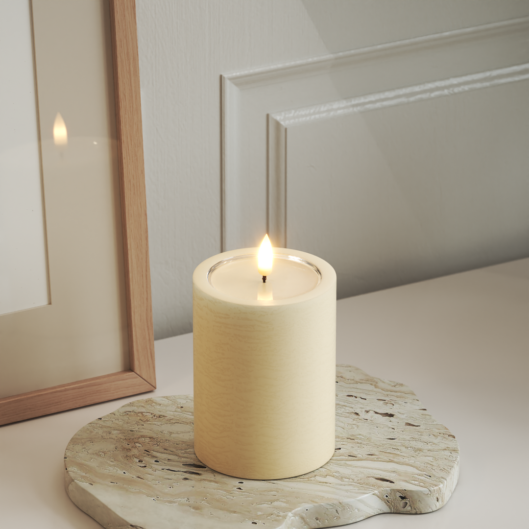 LED-Blockkerze Creme 7,5 x 10 cm | Handgefertigte Kerze mit 3D-Flamme, Timerfunktion und bis zu 1500 Std. Licht