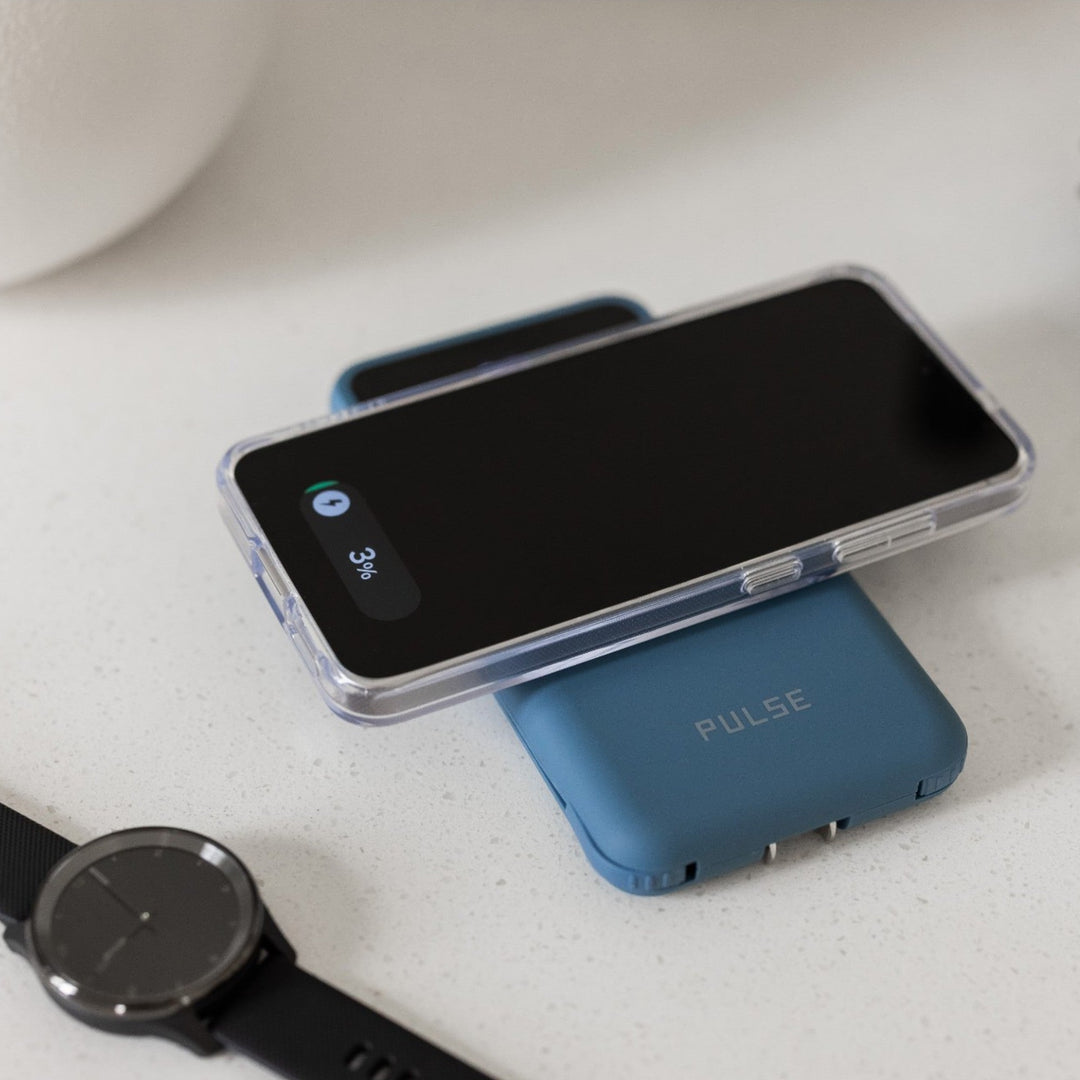 Powerbank 10.000 mAh mit Reiseladegerät | 5-in-1 Ladegerät mit Qi &amp; integrierten Kabeln