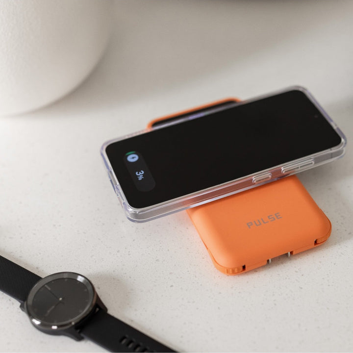Powerbank 10.000 mAh mit Reiseladegerät | 5-in-1 Ladegerät mit Qi &amp; integrierten Kabeln