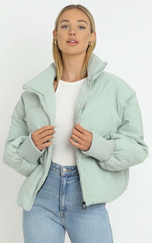 Damen Pufferjacke | Leichte Steppjacke mit tailliertem Schnitt, wärmender Fütterung und praktischen Taschen für Alltag und Freizeit