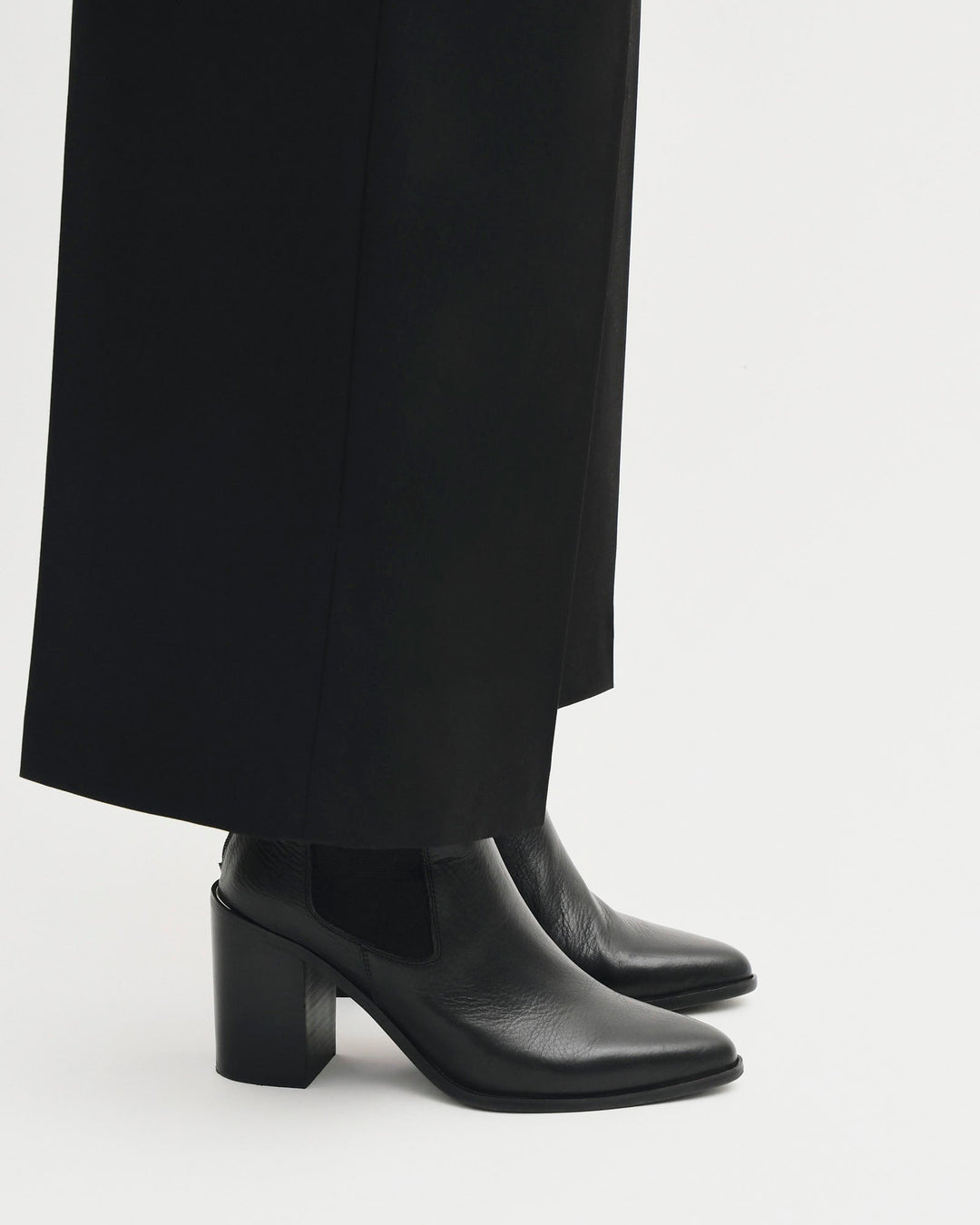 Stiefeletten aus Leder | Hochgeschnitten mit 9 cm Blockabsatz und spitzer Schuhspitze