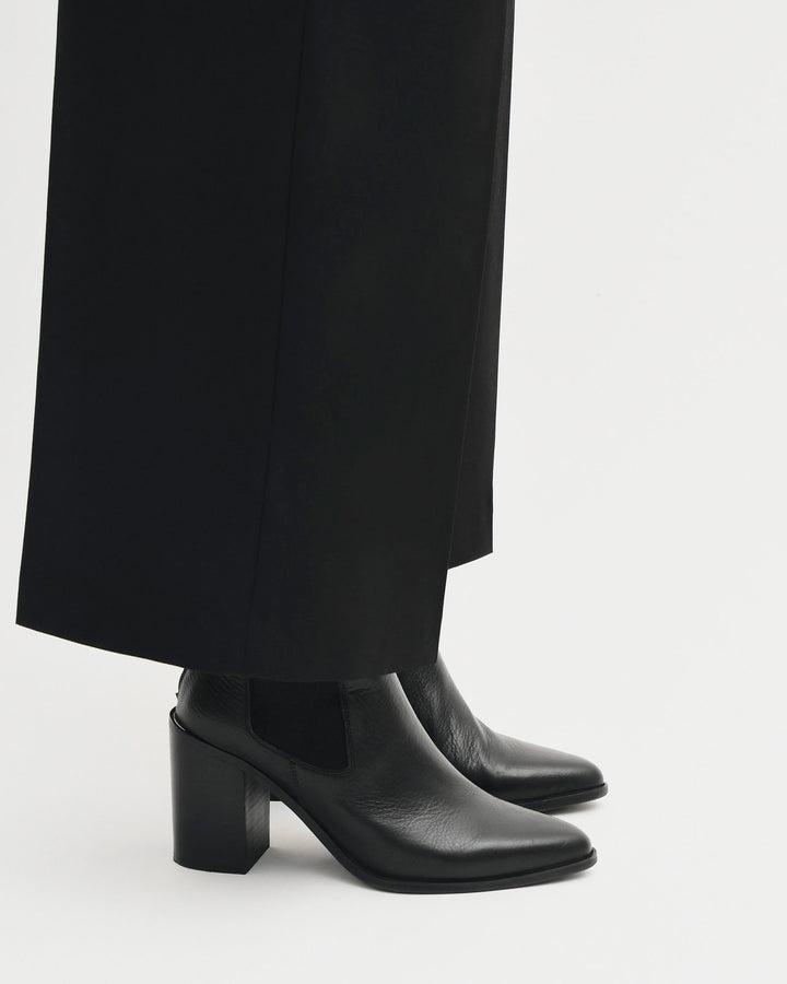Stiefeletten aus Leder | Hochgeschnitten mit 9 cm Blockabsatz und spitzer Schuhspitze