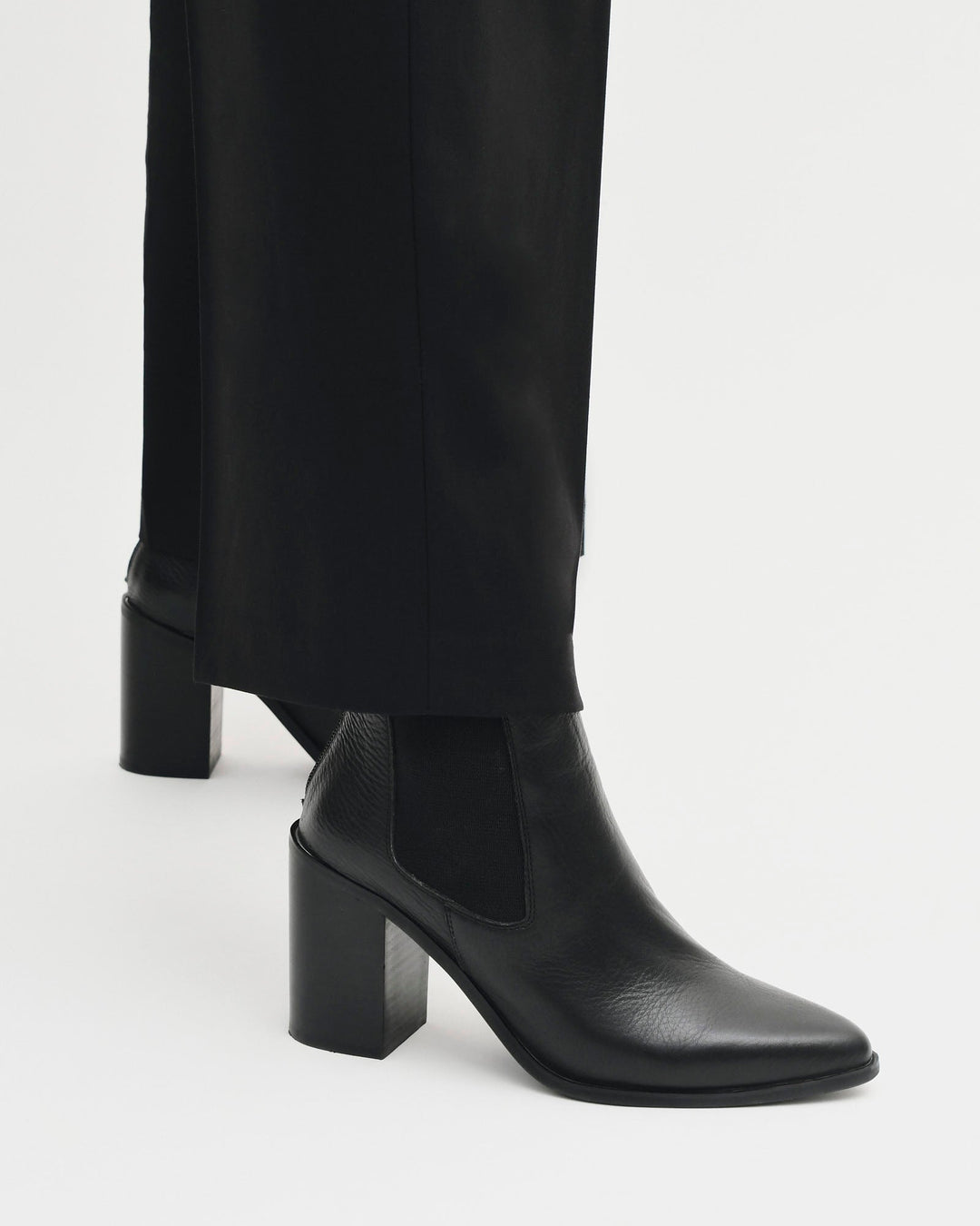 Stiefeletten aus Leder | Hochgeschnitten mit 9 cm Blockabsatz und spitzer Schuhspitze
