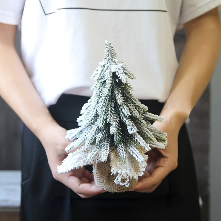 Mini Weihnachtsbaum | Verschneiter künstlicher Tannenbaum mit 18 cm Höhe als winterliche Tischdekoration für Zuhause und Büro