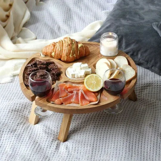 Tavolo in legno per esterni con design pieghevole e portabicchieri in vetro