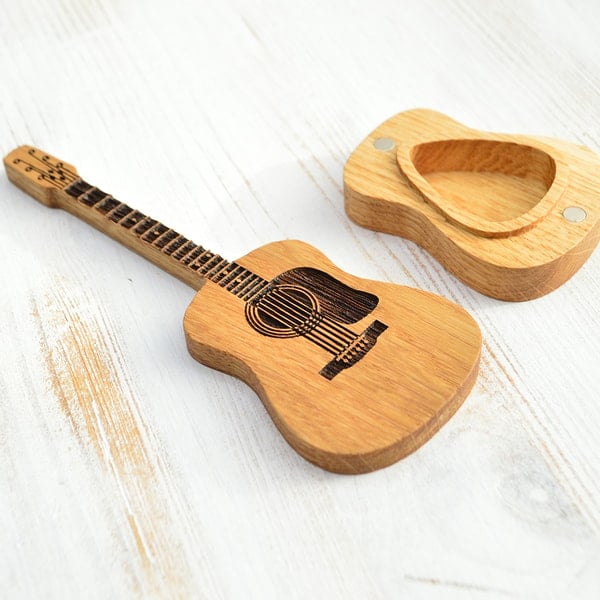 Personalisierte Gitarren-Plektrum Box aus Eichenholz | Mit Display-Ständer &amp; Platz für 3 Plektren | Geschenk für Gitarristen