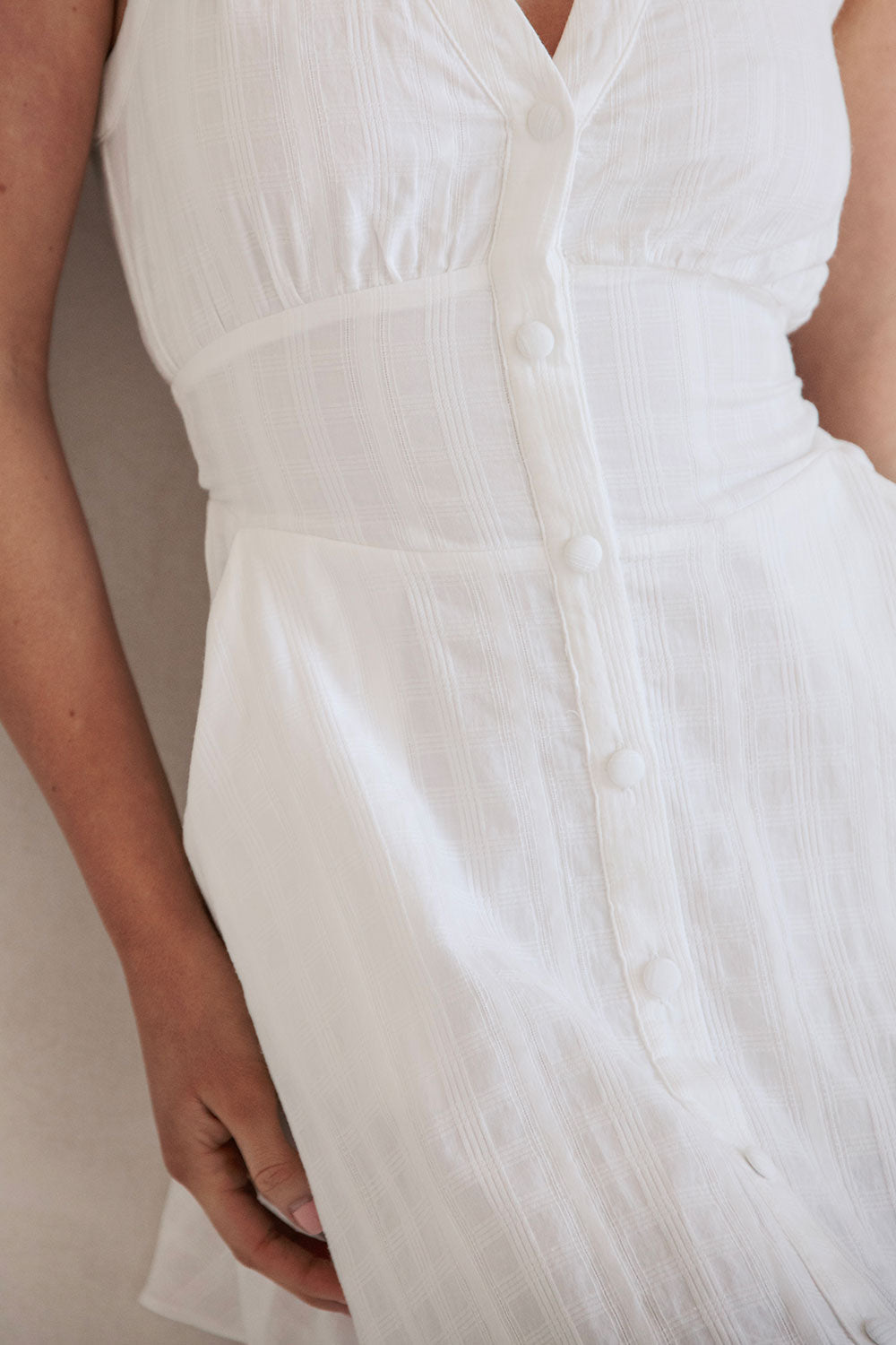 Damen Sommerkleid mit V-Ausschnitt &amp; Taillenband | Ärmelloses Minikleid mit Taschen | Femininer Freizeit-Look