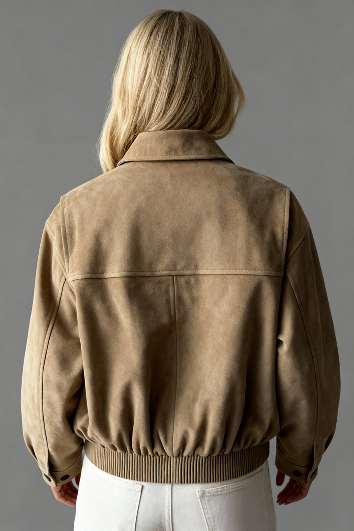 Damen Bomberjacke aus Wildlederimitat in Beige | Kurze Jacke mit lockerer Passform, Reißverschluss und Seitentaschen für Alltag und Freizeit
