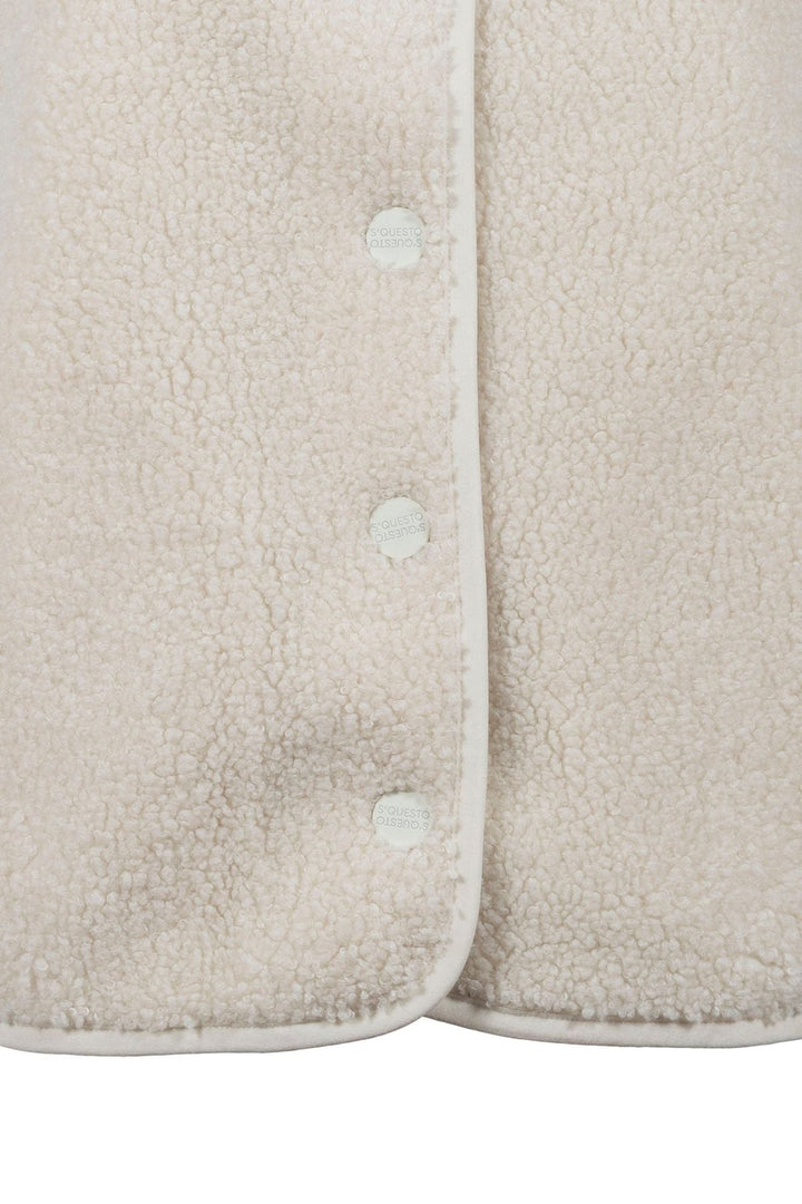 Damen Teddyweste in Offwhite | Flauschige ärmellose Weste mit Druckknopfverschluss und Lettering-Stickerei auf dem Rücken