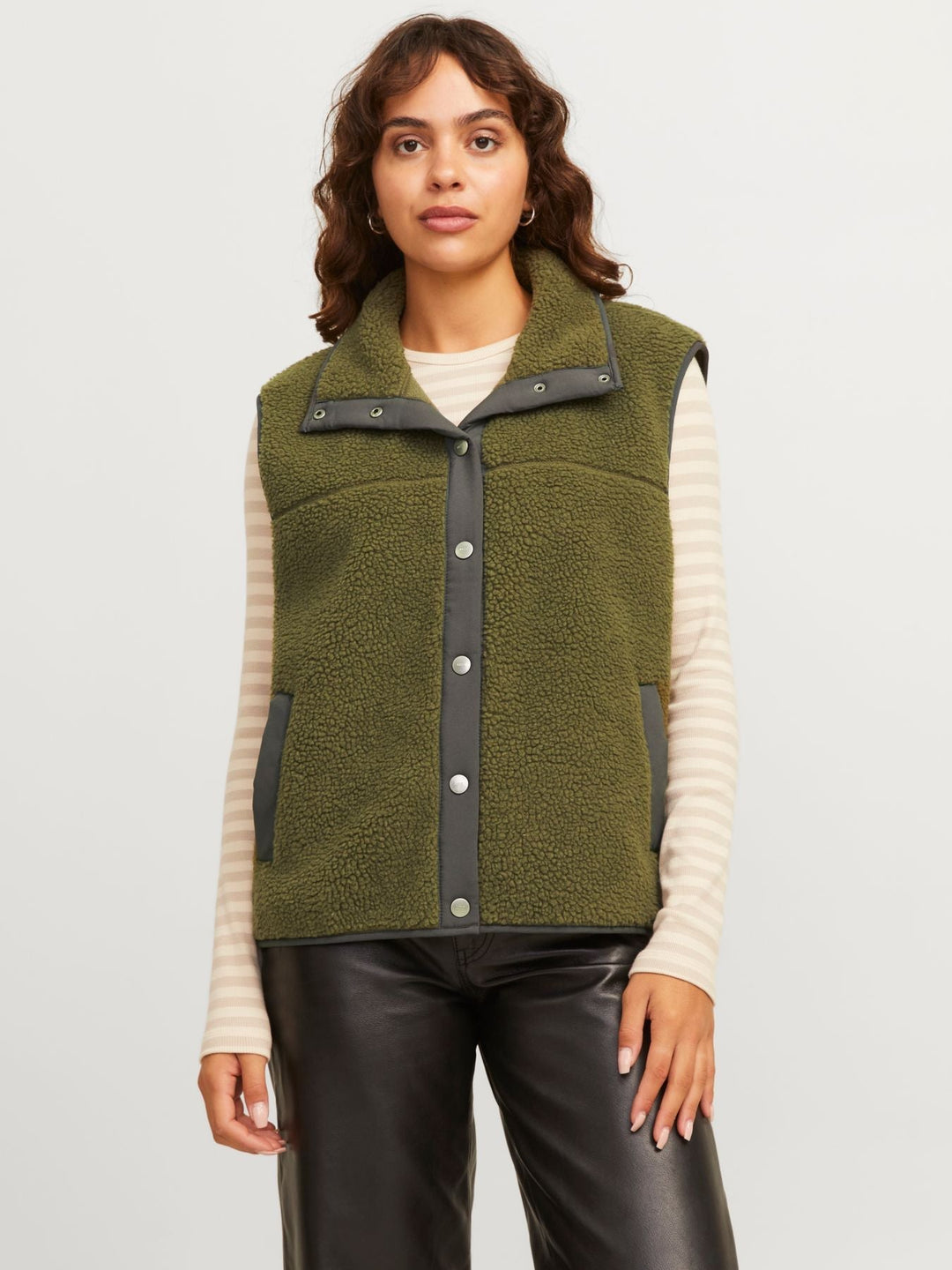 Damen Teddy Weste aus weichem Fleece | Flauschige ärmellose Weste mit Stehkragen, Knopfleiste und Fronttaschen für kalte Tage