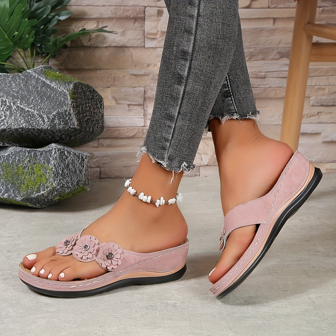 Damen Sandalen mit Blumen-Design | Bequeme Fußbett-Unterstützung | Leichter Slip-on für Sommer &amp; Urlaub | Millicent