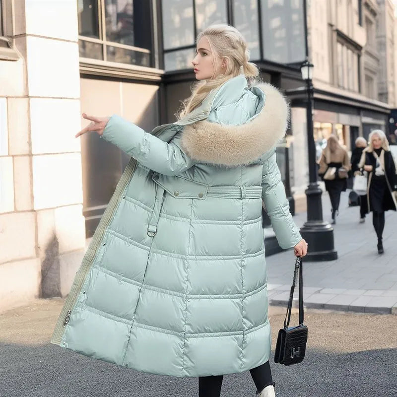 Damen lange Winterjacke mit Gürtel | Wintermantel mit Kapuze und Fellbesatz für feminine Winterlooks und kalte Tage