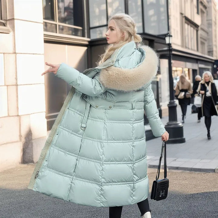 Damen lange Winterjacke mit Gürtel | Wintermantel mit Kapuze und Fellbesatz für feminine Winterlooks und kalte Tage