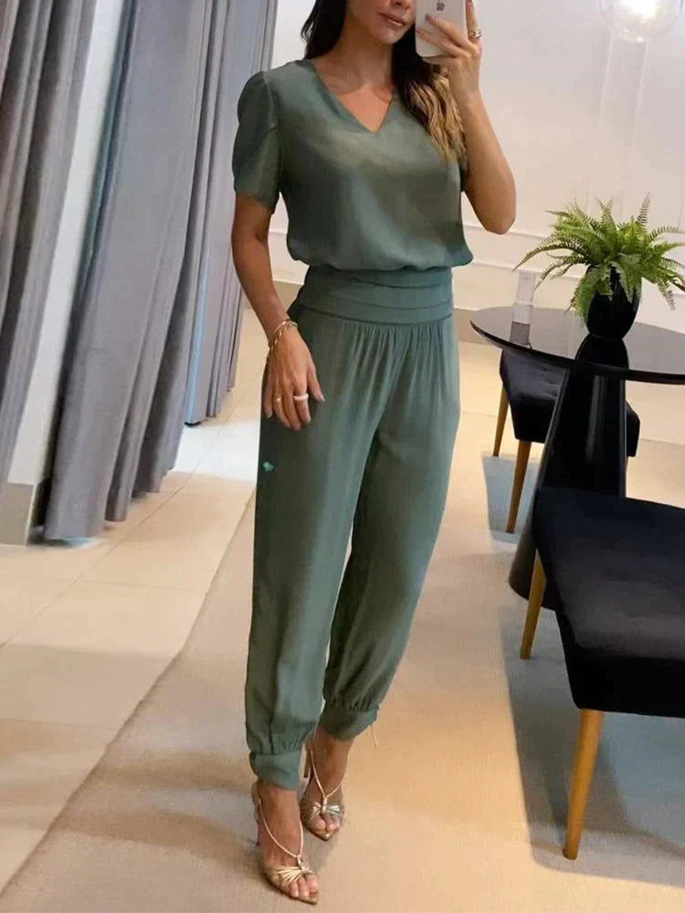 Zweiteiliges Set Aus V Ausschnitt Oberteil Und Kurzer Hose Für Damen | Formell