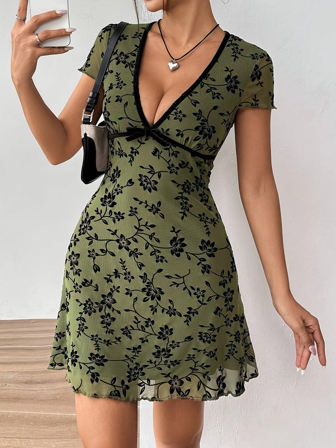 Blumiges Strickkleid mit V-Ausschnitt | A-Linie mit schwarzer Einfassung | Weich, elastisch, elegant für Alltag &amp; Anlass