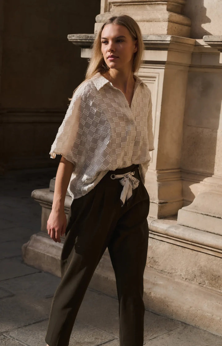 Damen Bluse | Jacquard-Bluse mit kurzen weiten Ärmeln, Kragen und lockerer Passform