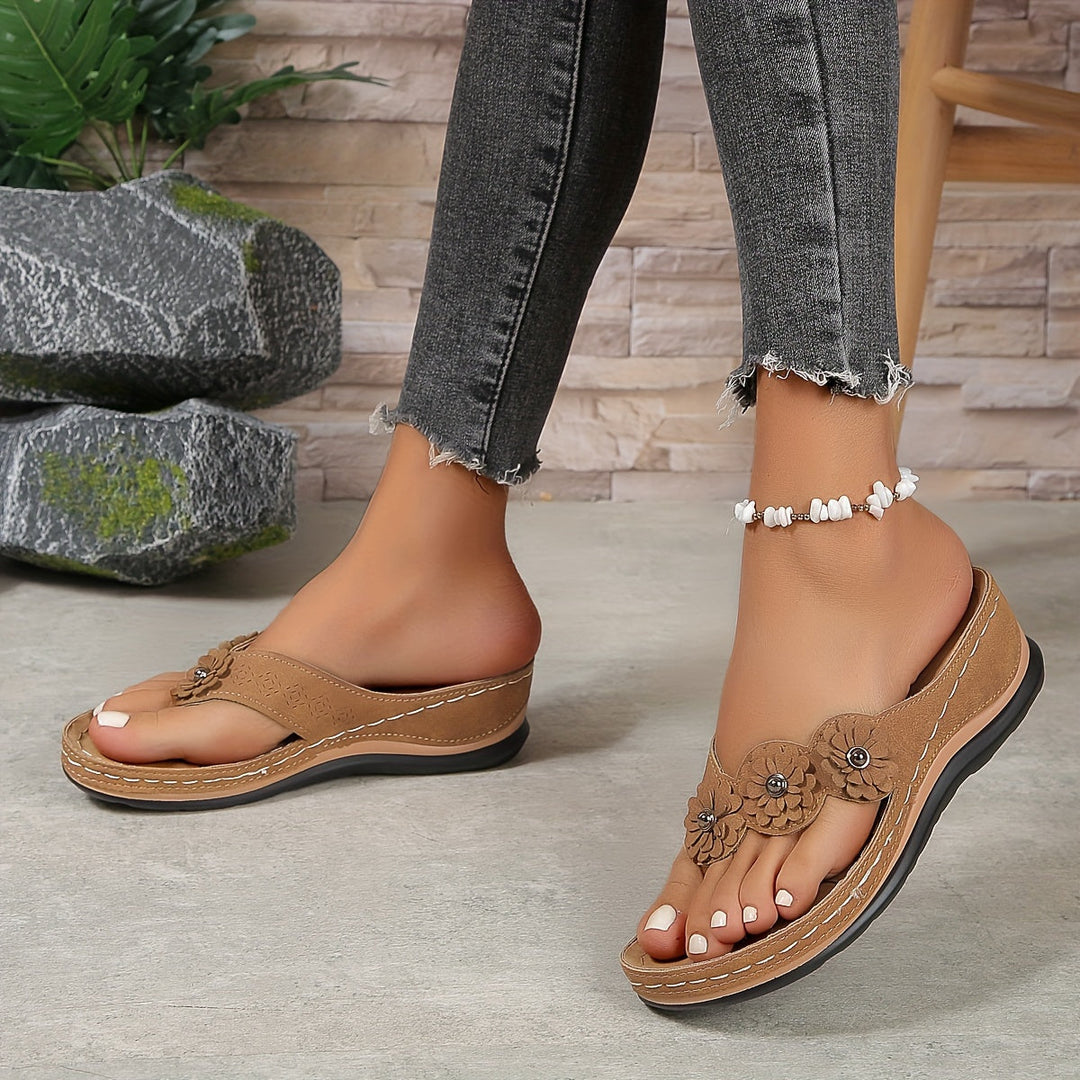 Damen Sandalen mit Blumen-Design | Bequeme Fußbett-Unterstützung | Leichter Slip-on für Sommer &amp; Urlaub | Millicent