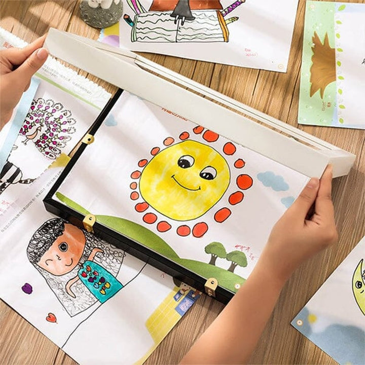 Kinder-Bilderrahmen für Kunstwerke | Klapprahmen für A4 | Platz für bis zu 150 Zeichnungen | MDF &amp; gehärtetes Glas