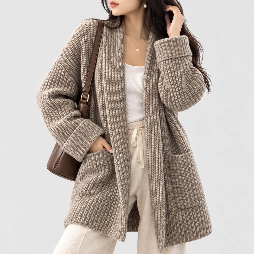 Damen Oversize Strick-Cardigan mit V-Ausschnitt | Lockere Strickjacke mit zwei aufgesetzten Taschen und weicher Strickstruktur