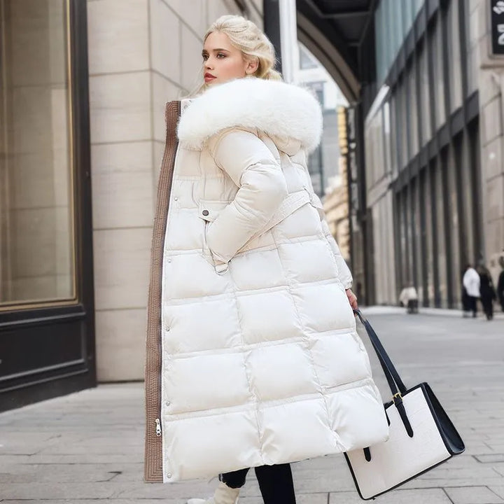 Damen lange Winterjacke mit Gürtel | Wintermantel mit Kapuze und Fellbesatz für feminine Winterlooks und kalte Tage