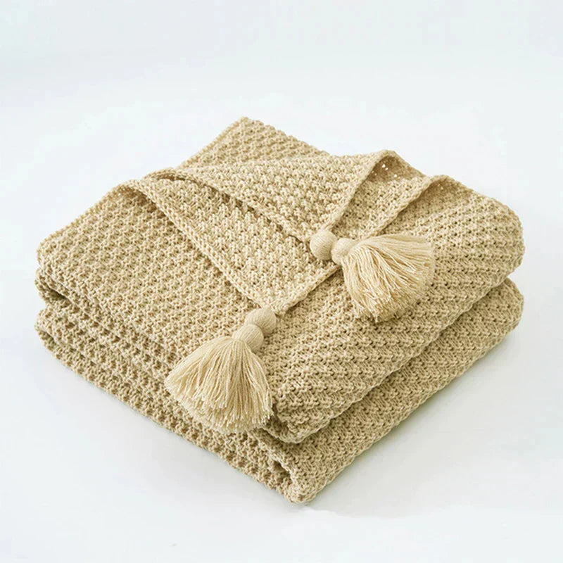 Wolldecke 130 × 160 cm | Gestrickte Kuscheldecke aus 100 % Wolle mit Quasten und dekorativen Kugeln