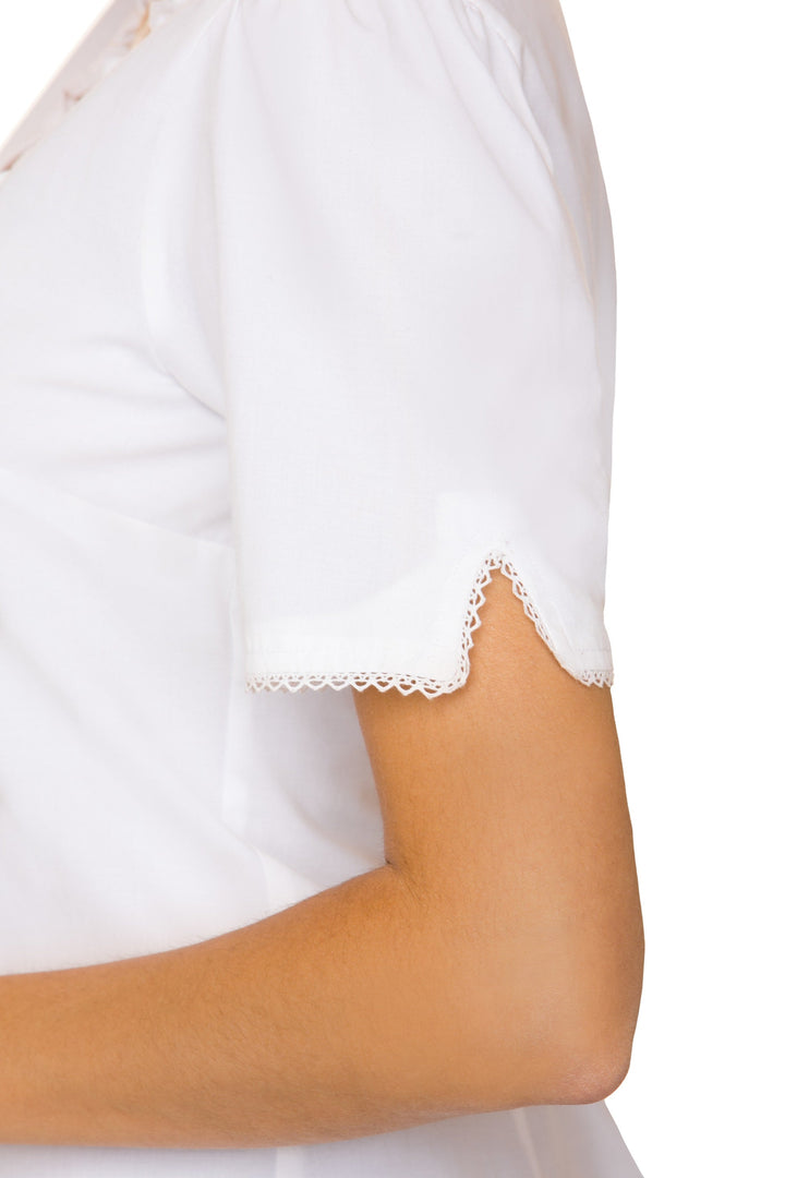 Trachtenbluse Damen | Weiße figurbetonte Bluse mit Schalkragen, Rüschen und Perlmuttknöpfen für Trachten-Outfits