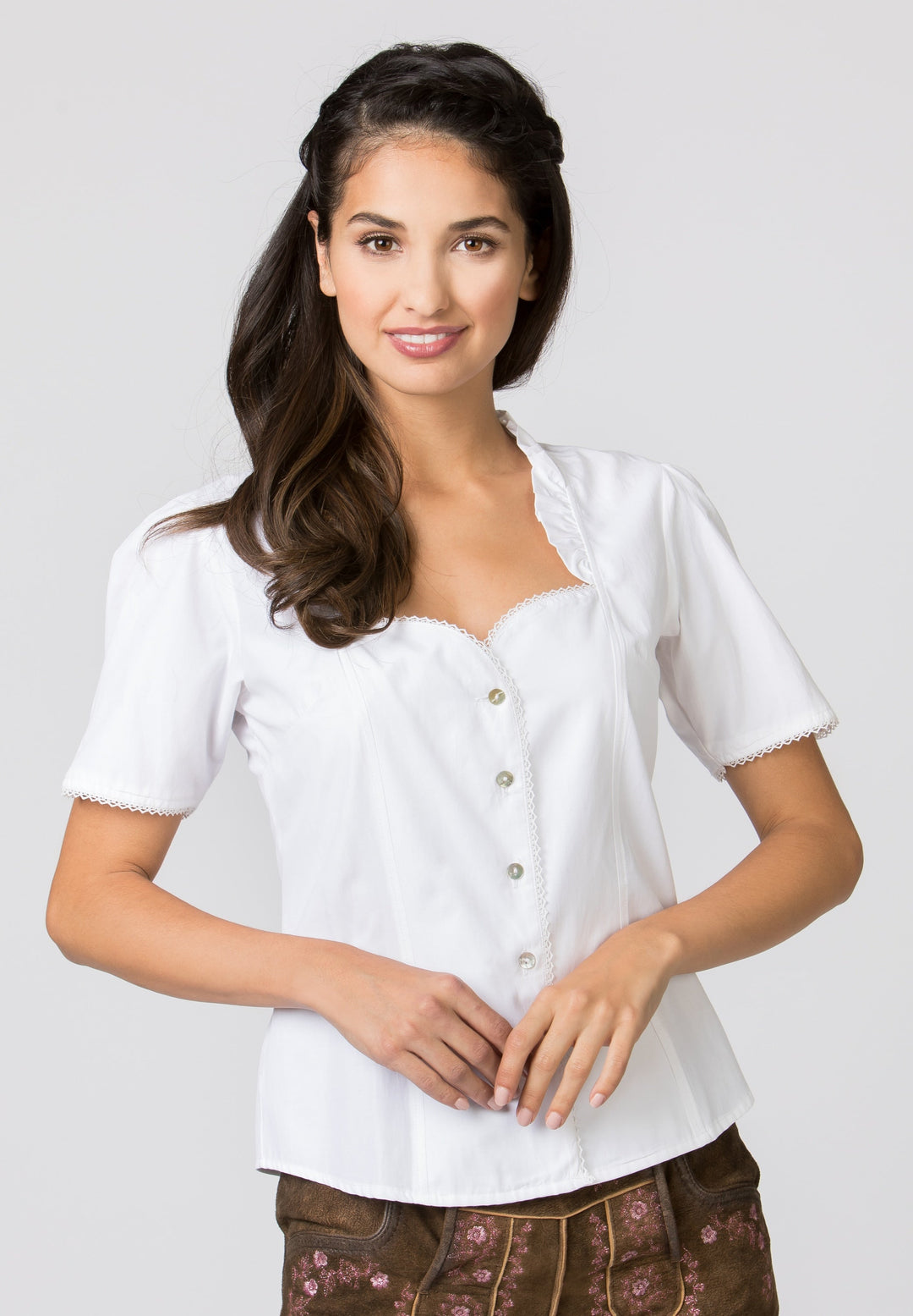 Trachtenbluse Damen | Weiße figurbetonte Bluse mit Schalkragen, Rüschen und Perlmuttknöpfen für Trachten-Outfits