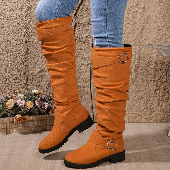 Damen Overknee-Stiefel in Veloursleder-Optik | Geraffter Schaft, flache Profilsohle und silberfarbene Schnallen