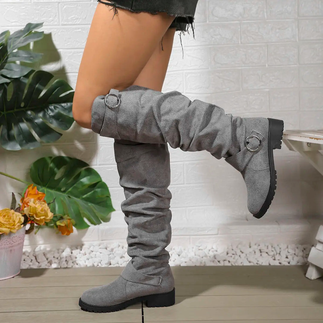Damen Overknee-Stiefel in Veloursleder-Optik | Geraffter Schaft, flache Profilsohle und silberfarbene Schnallen